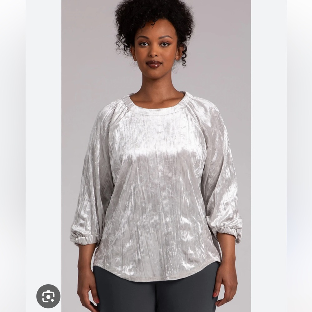 Sympli Move Pullover Top W/ Half Elastic Cuff Crinkle Velvet Silver Cashew